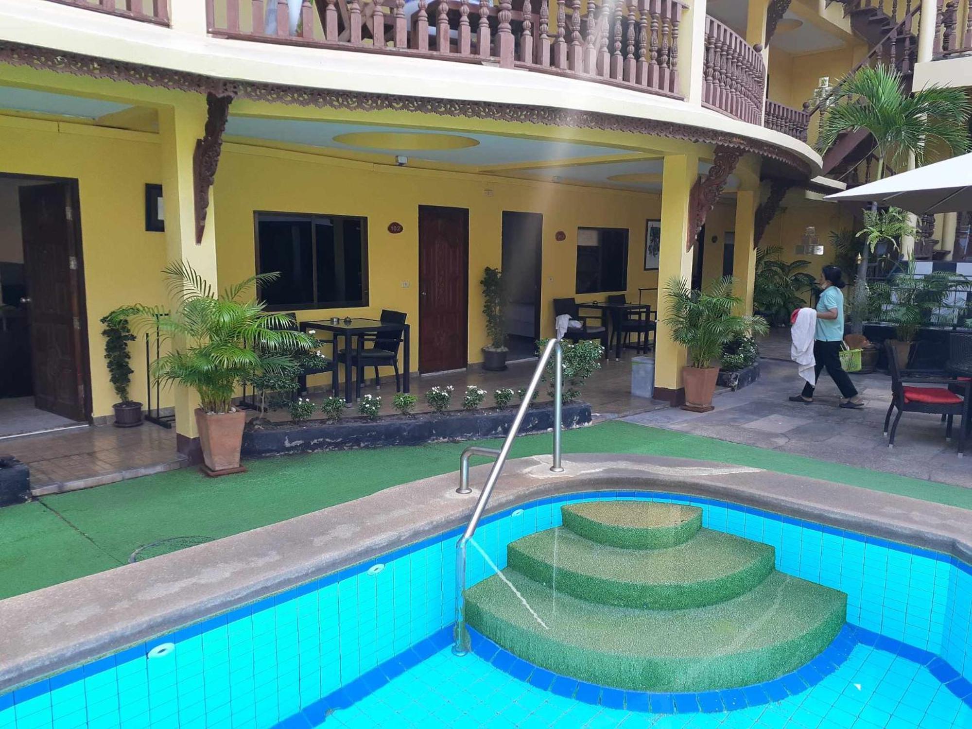 Phratamnak Inn - 100 Meter From Beach Pattaya Exterior photo